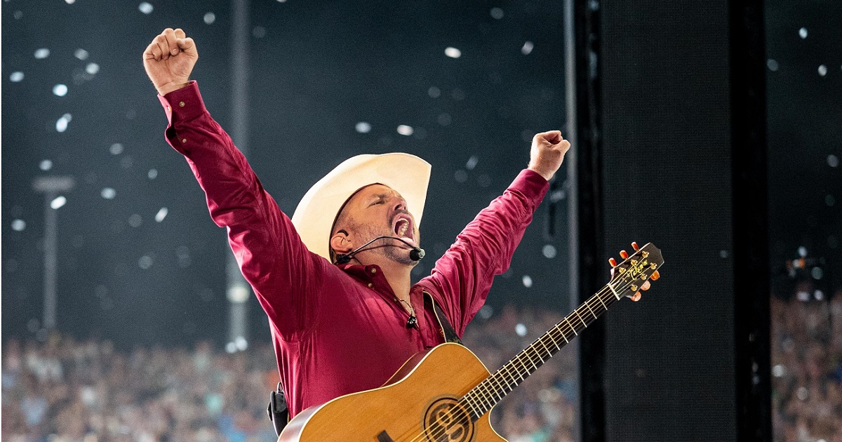 Garth Brooks Heads to Salt Lake City For a Little Diving