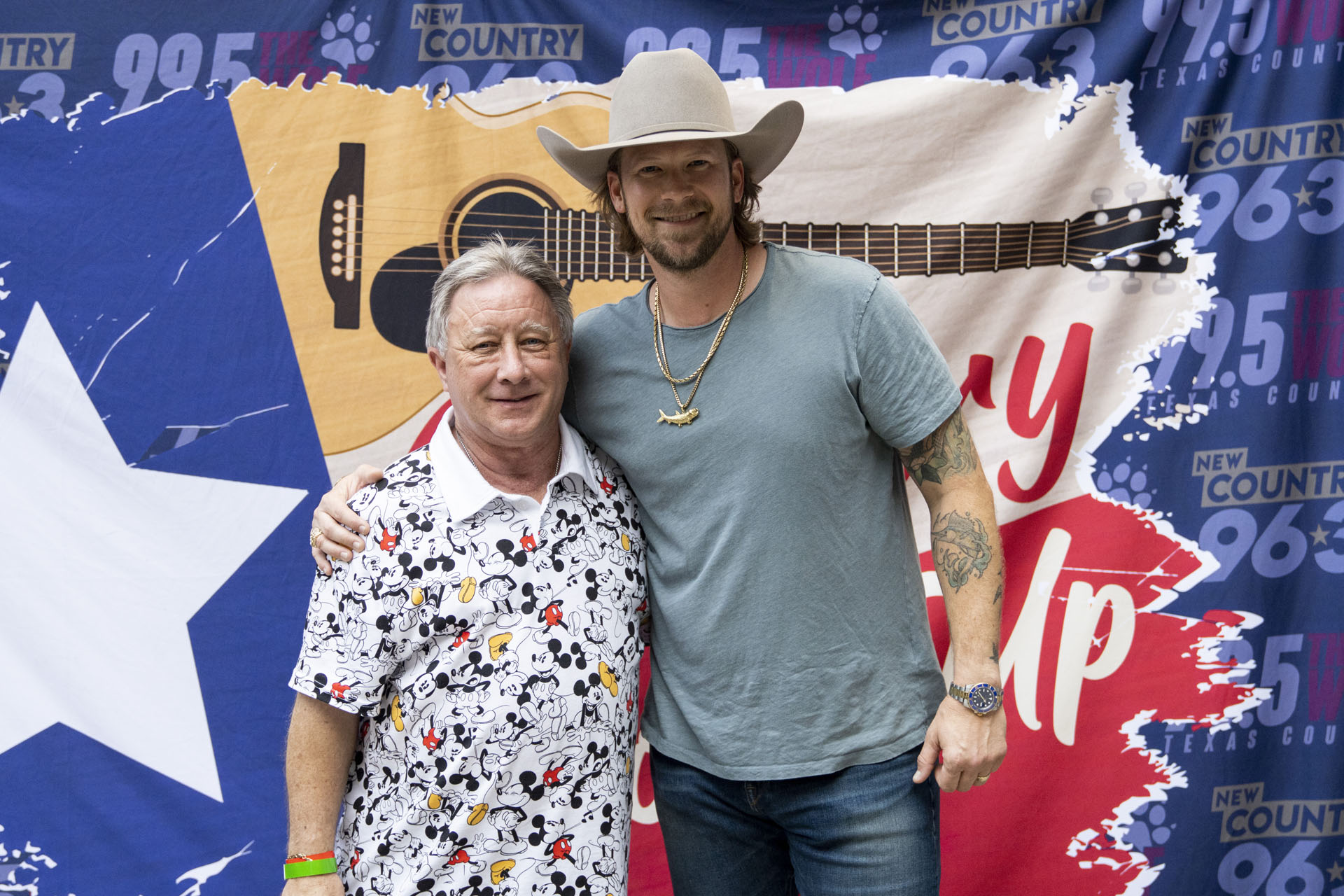 Your Meet & Greet Photos with Brian Kelley – 99.5 The Wolf Country Close Up