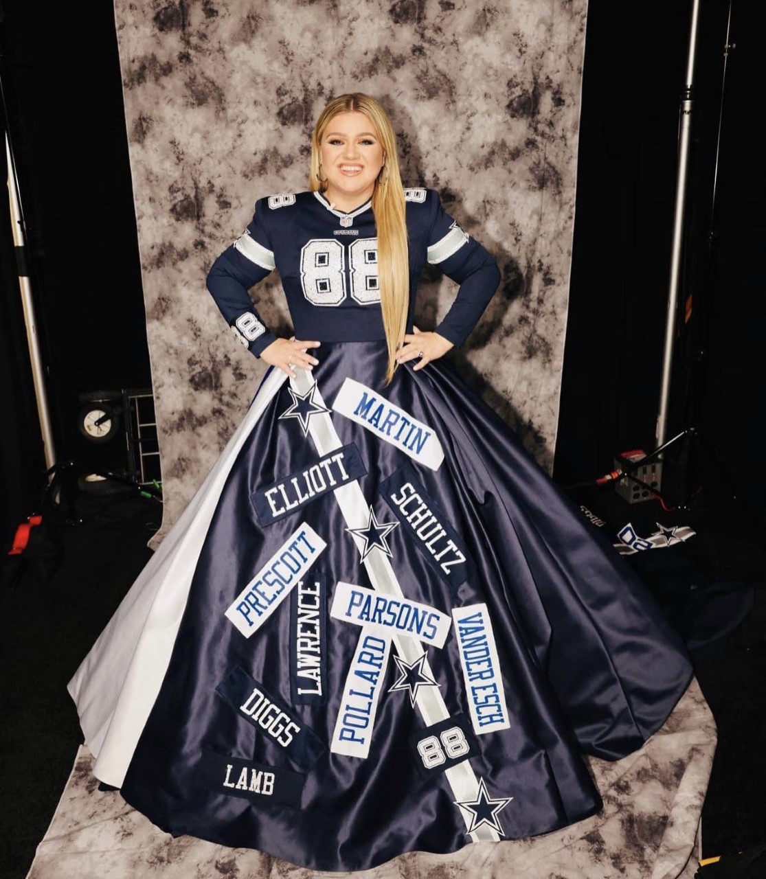 WATCH: Kelly Clarkson Roasts the NFL's Elite At The NFL ...