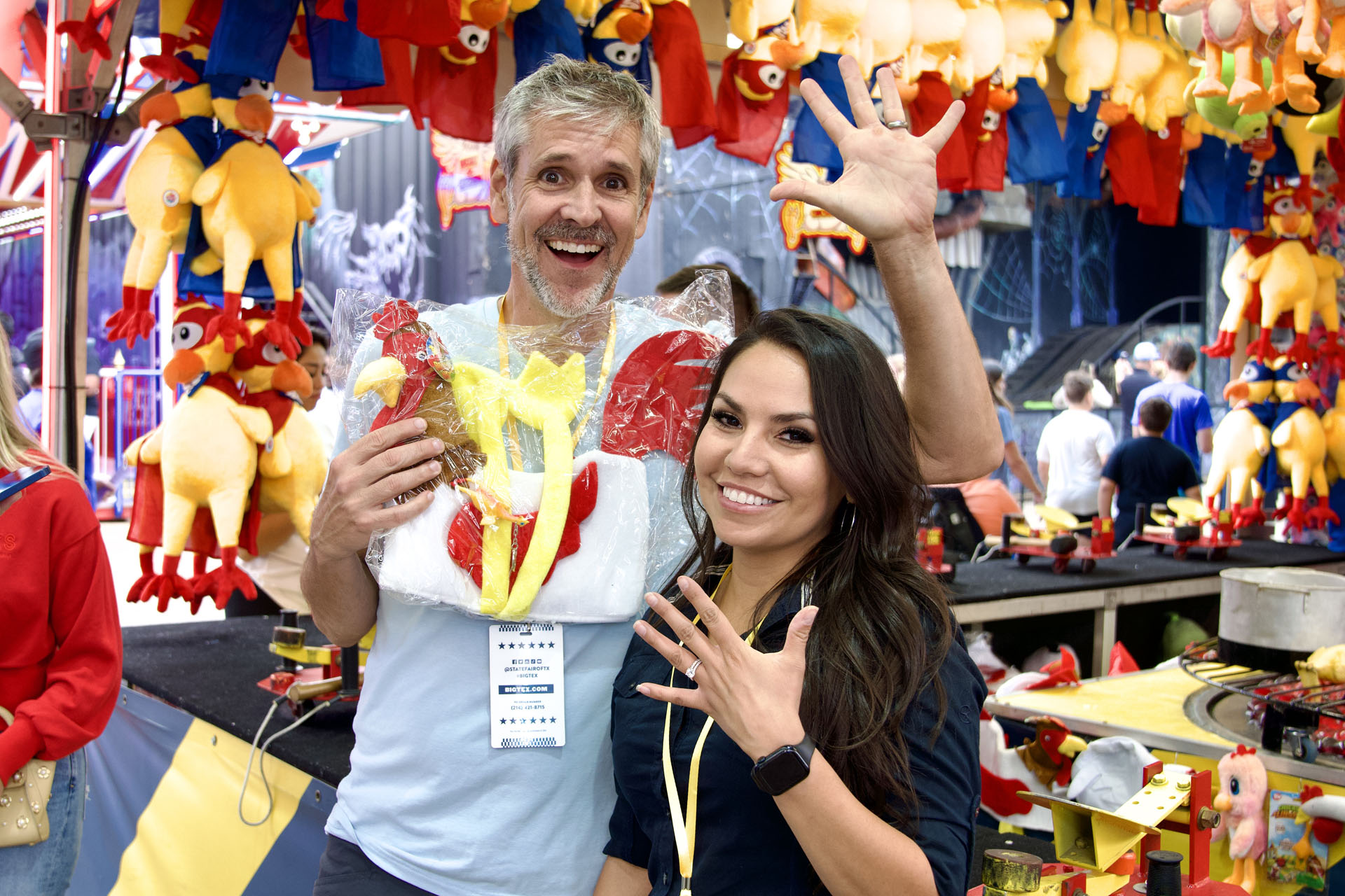 Hawkeye & Michelle Compete Head-To-Head On The State Fair Of Texas Midway!