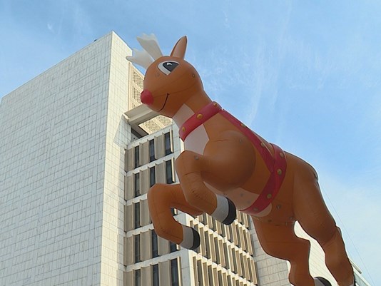Sunny Skies Draw Thousands to Dallas For Holiday Parade