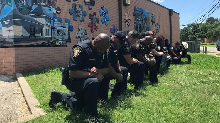 FTW Police Officers Pay Tribute to George Floyd; City of Dallas to Host Tribute