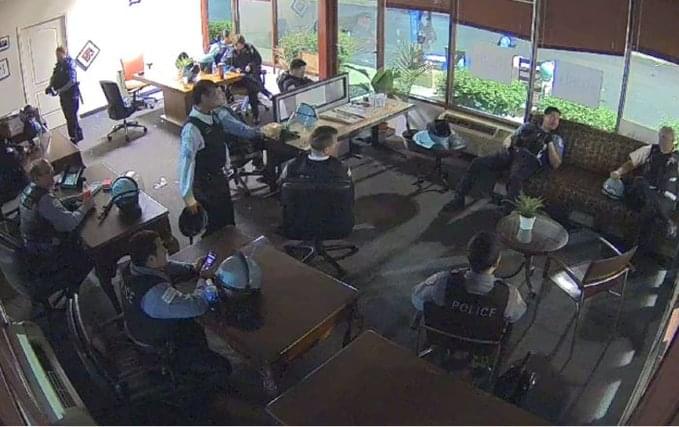 Chicago Investigating Officers Lounging & Eating Popcorn During Protests and Looting