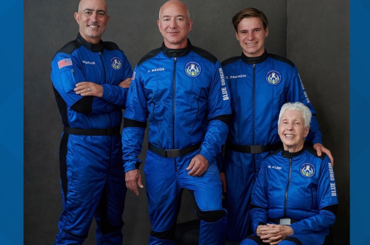 Blue Origin’s Bezos Reaches Space on 1st Passenger Flight