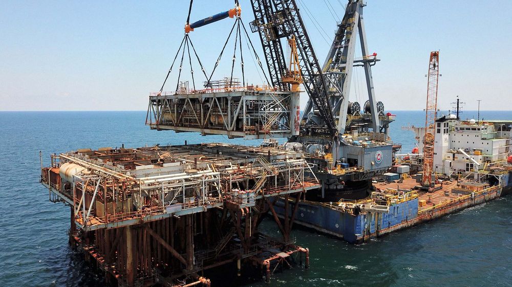 Oil Rig Worker Dies When Part of Mobile Rig Falls on Him Near Houston