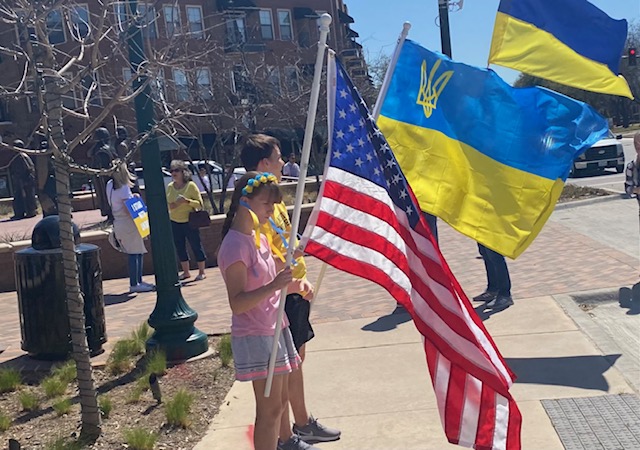 U.S. to Expand Russia Sanctions, Accept 100K Ukraine Refugees