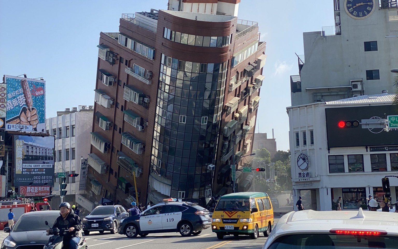 9 Dead, Over 900 Injured in Taiwan’s Worst Earthquake in 25 Years