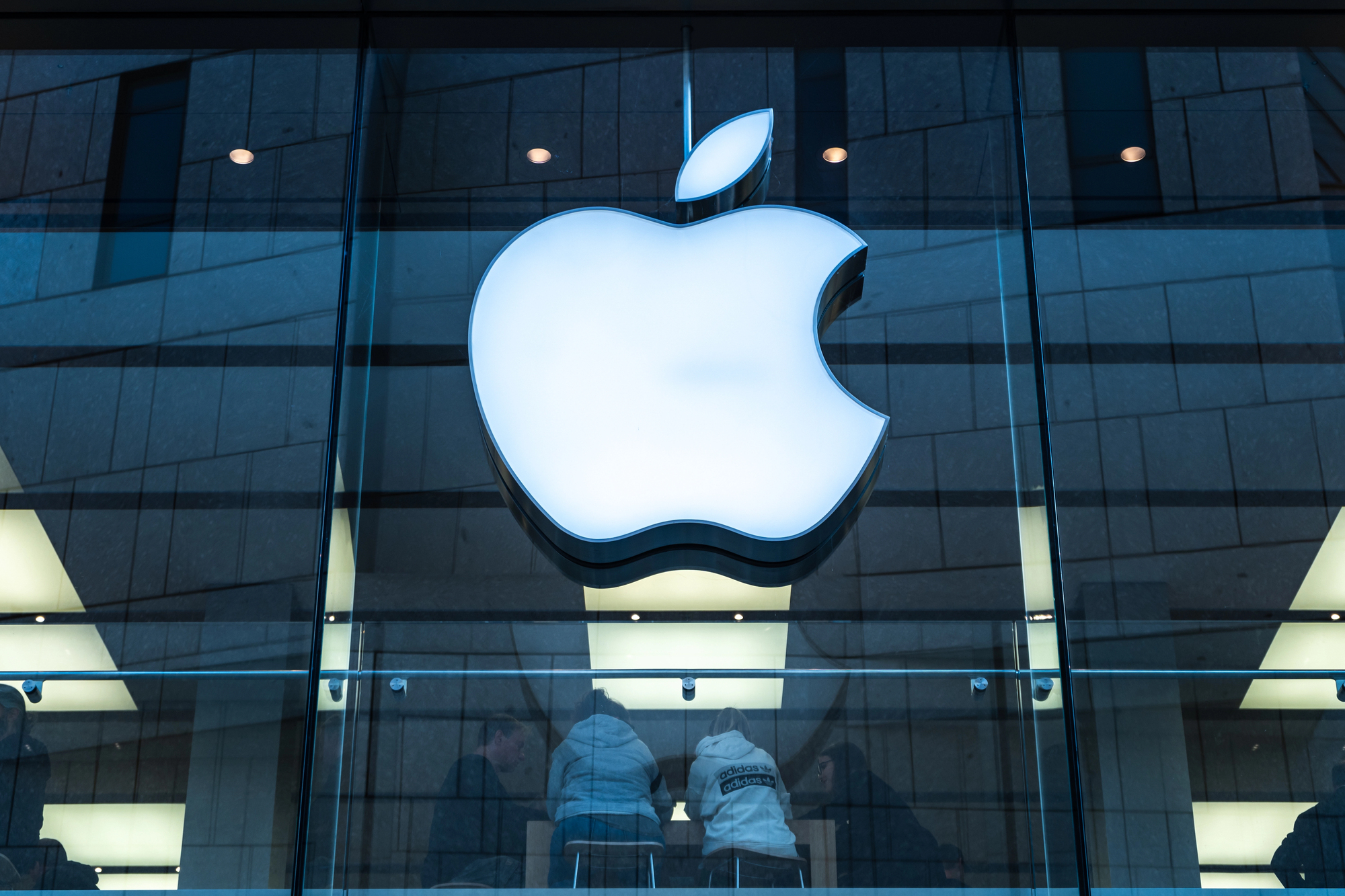 Gabbard Says UK Scraps Demand for Apple to Give Backdoor Access to Data