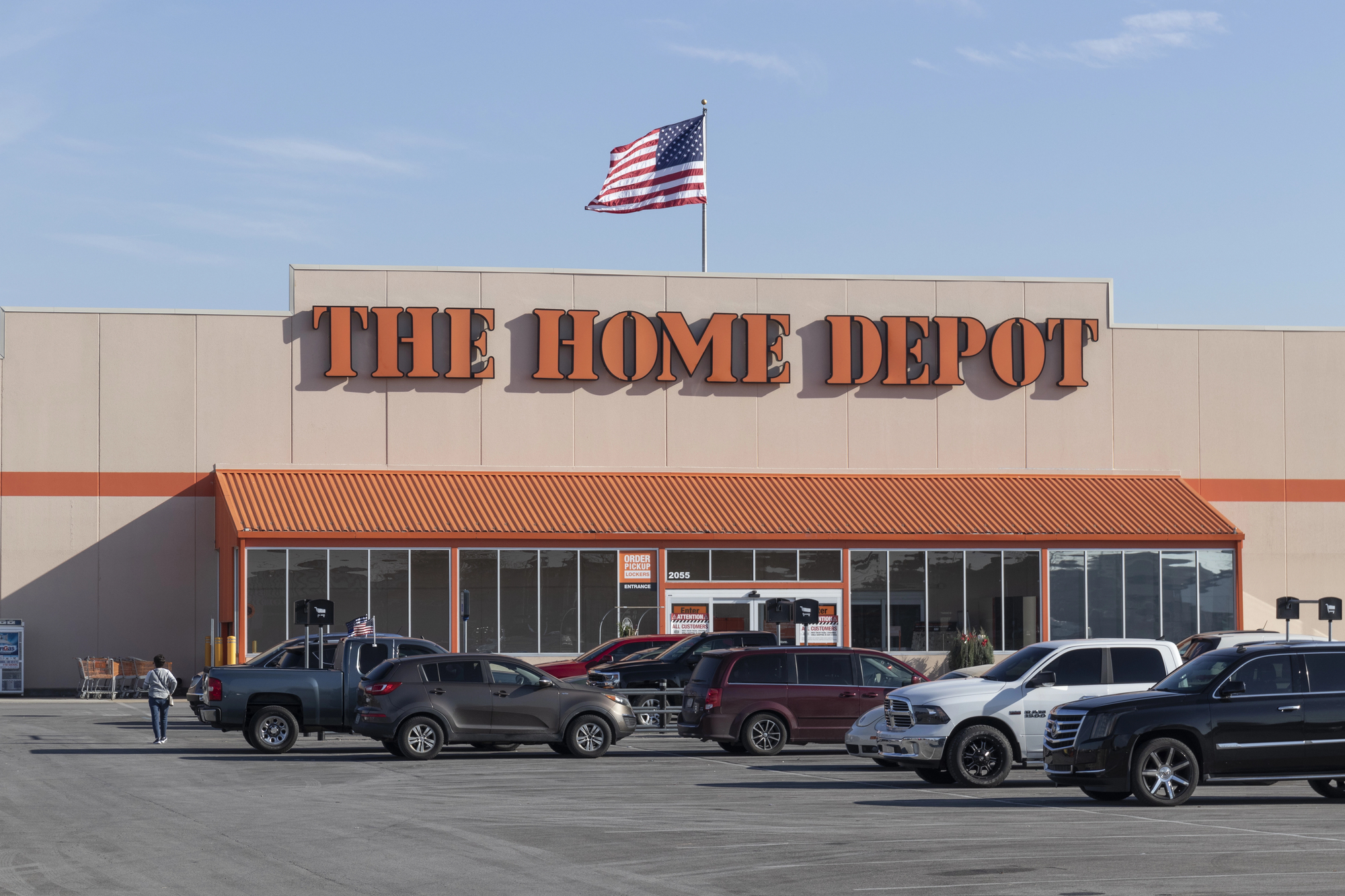 Home Depot’s Sales Improve as Customers Stay Focused on Smaller Projects