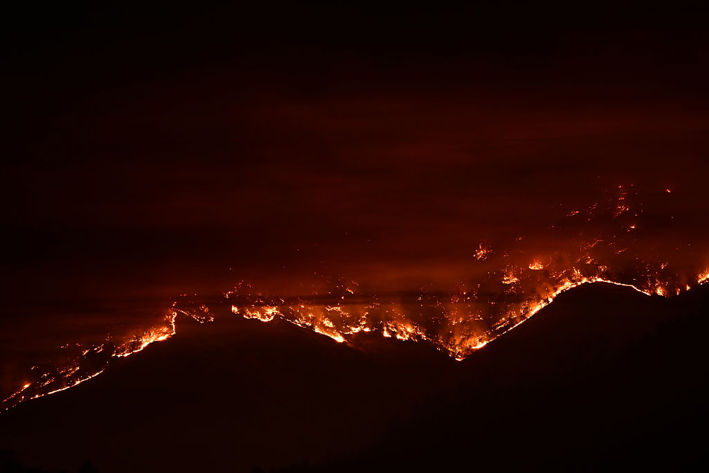 Wildfires Threaten Homes in Oregon and California, Prompting Hundreds of Evacuations