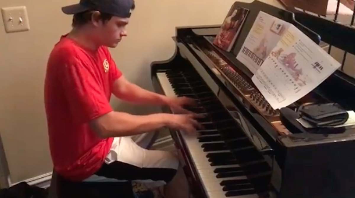 Hungry Howie’s delivery driver shows off insane piano skills