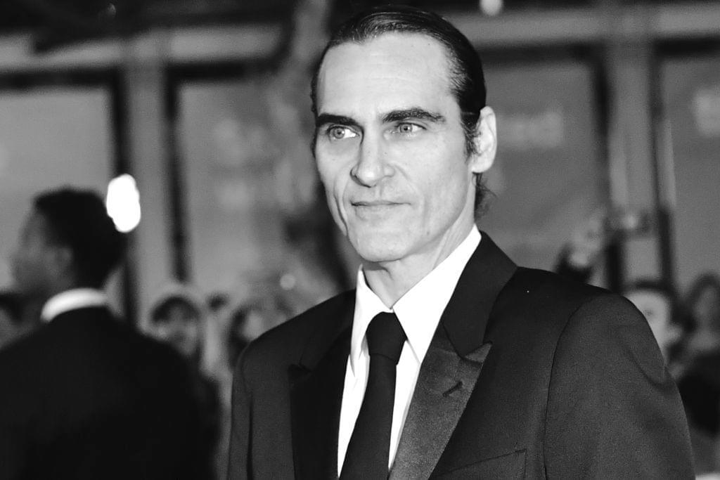 Joaquin Phoenix thanks his late brother River in an emotional speech