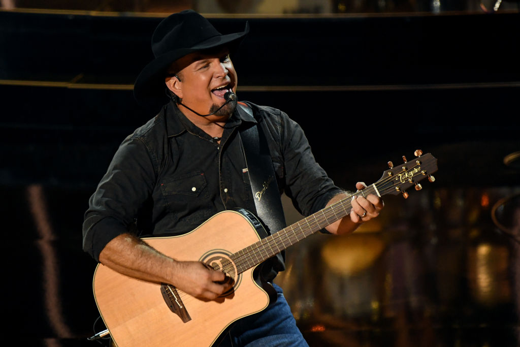 She Tries To Return Guitar Pick, Instead Garth Brooks Gives Her Guitar