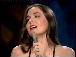 Flashback: Crystal Gayle’s ‘Brown Eyes Blue’ Goes Global
