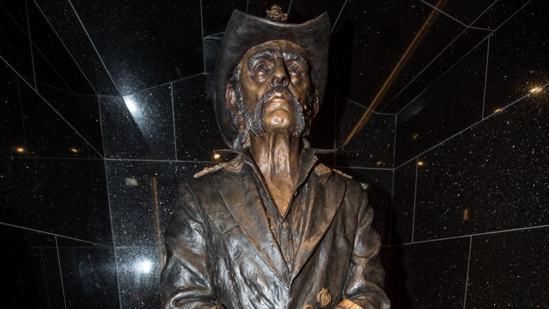 Lemmy Statue Unveiled At Hollywood’s Rainbow Bar And Grill