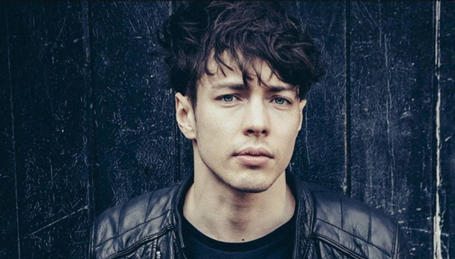 Barns Courtney’s Broken Left Foot Doesn’t Slow Him Down