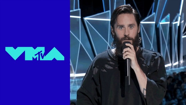 Jared Leto pays tribute to Chester Bennington at MTV VMAs