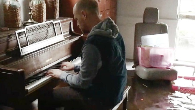 Watch Man play piano in flooded Texas home