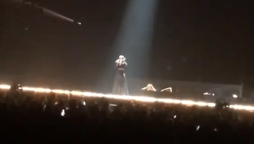 Lorde covers Kanye at Allstate Arena