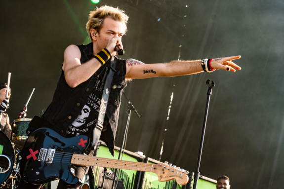 Deryck Whibley of Sum 41 will release a memoir