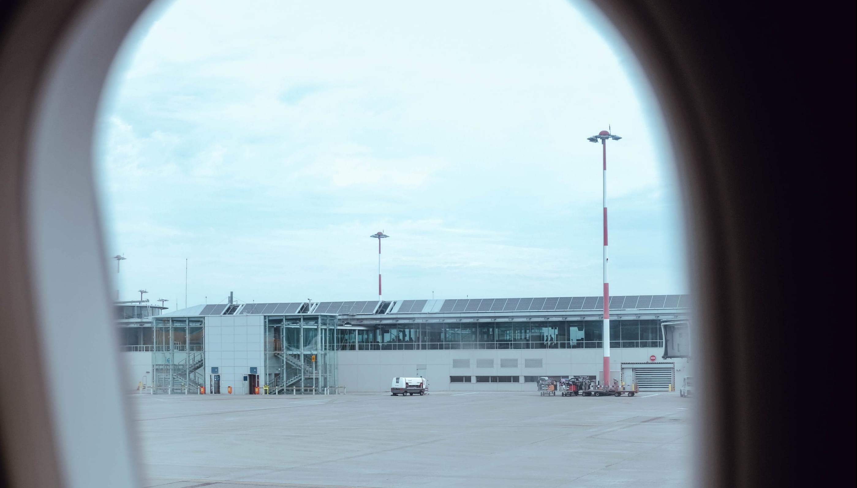 Flight deplanes after alleged drunk throws up in girl’s hair