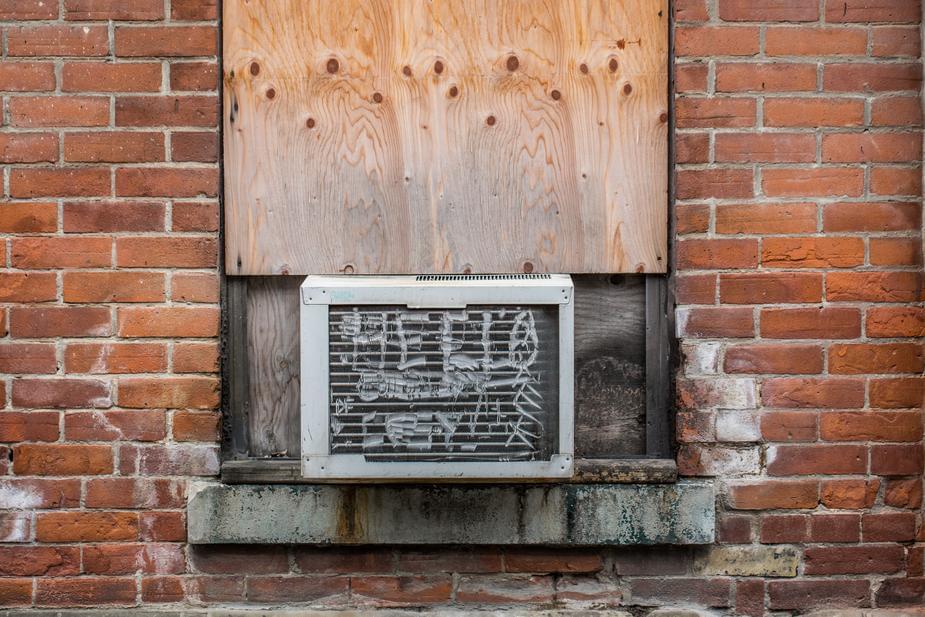 New city ordinance would force landlords to provide air conditioning.