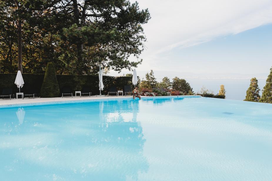 Woman falls off roof trying to jump into pool