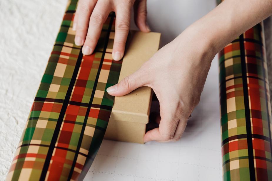 This guy plays some Ozzy on Wrapping paper rolls!