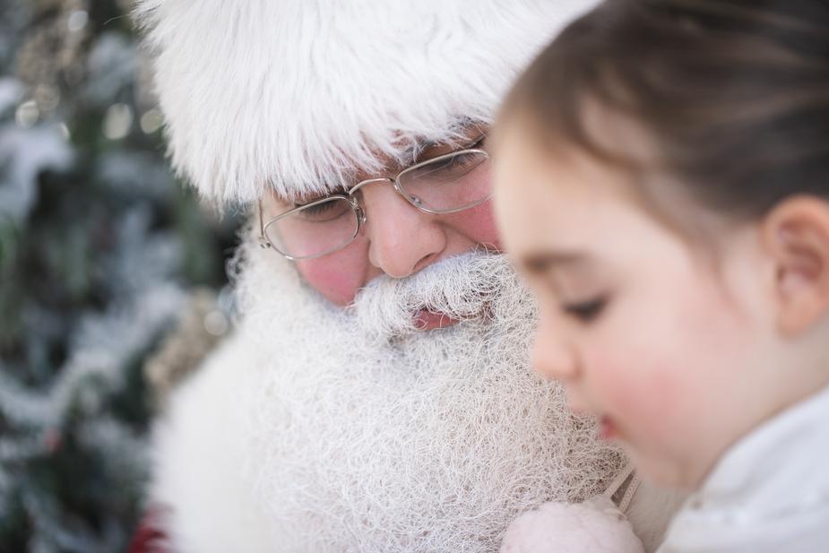 Undercover Santa stops carjacking!