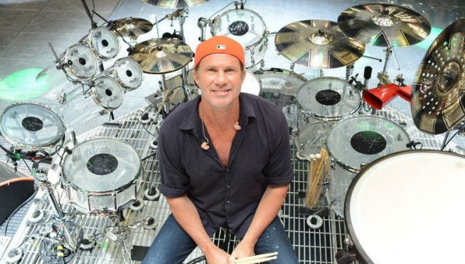 Chad Smith accepts a drum challenge and kills “The Kill”.