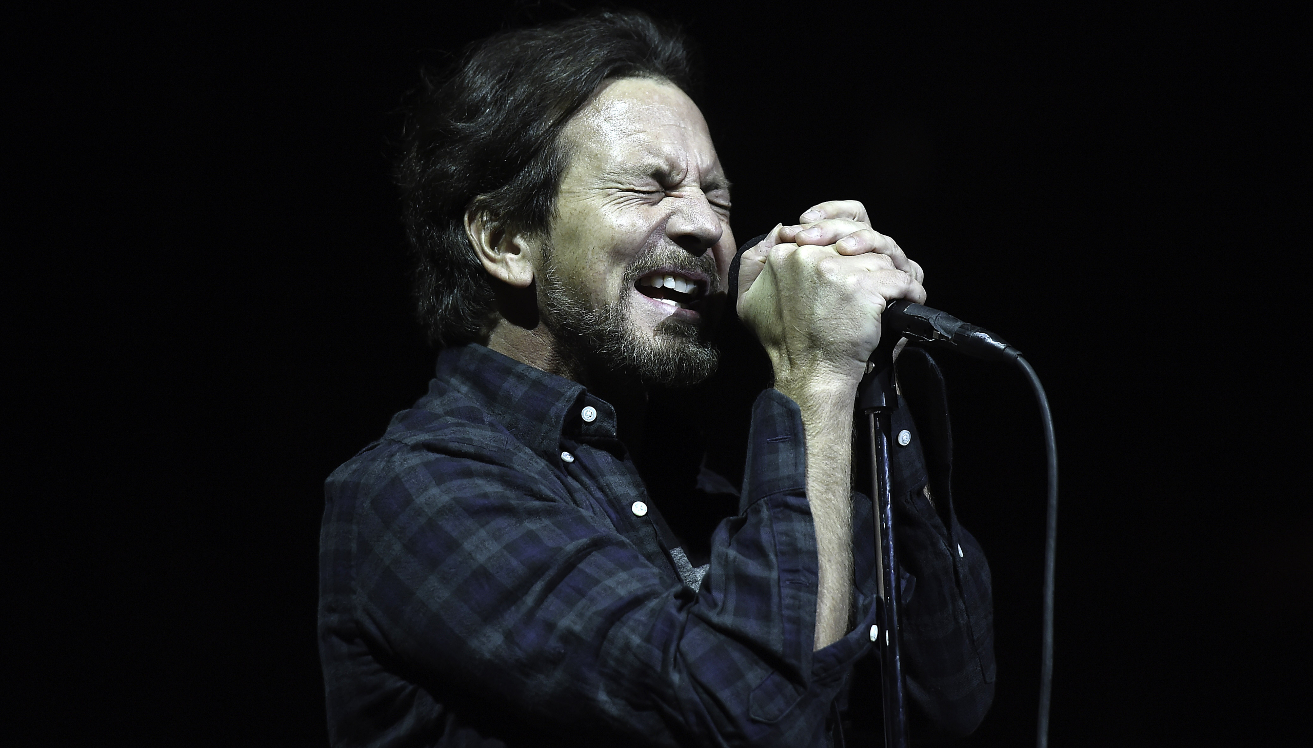 Pearl Jam cancels dates due to COVID