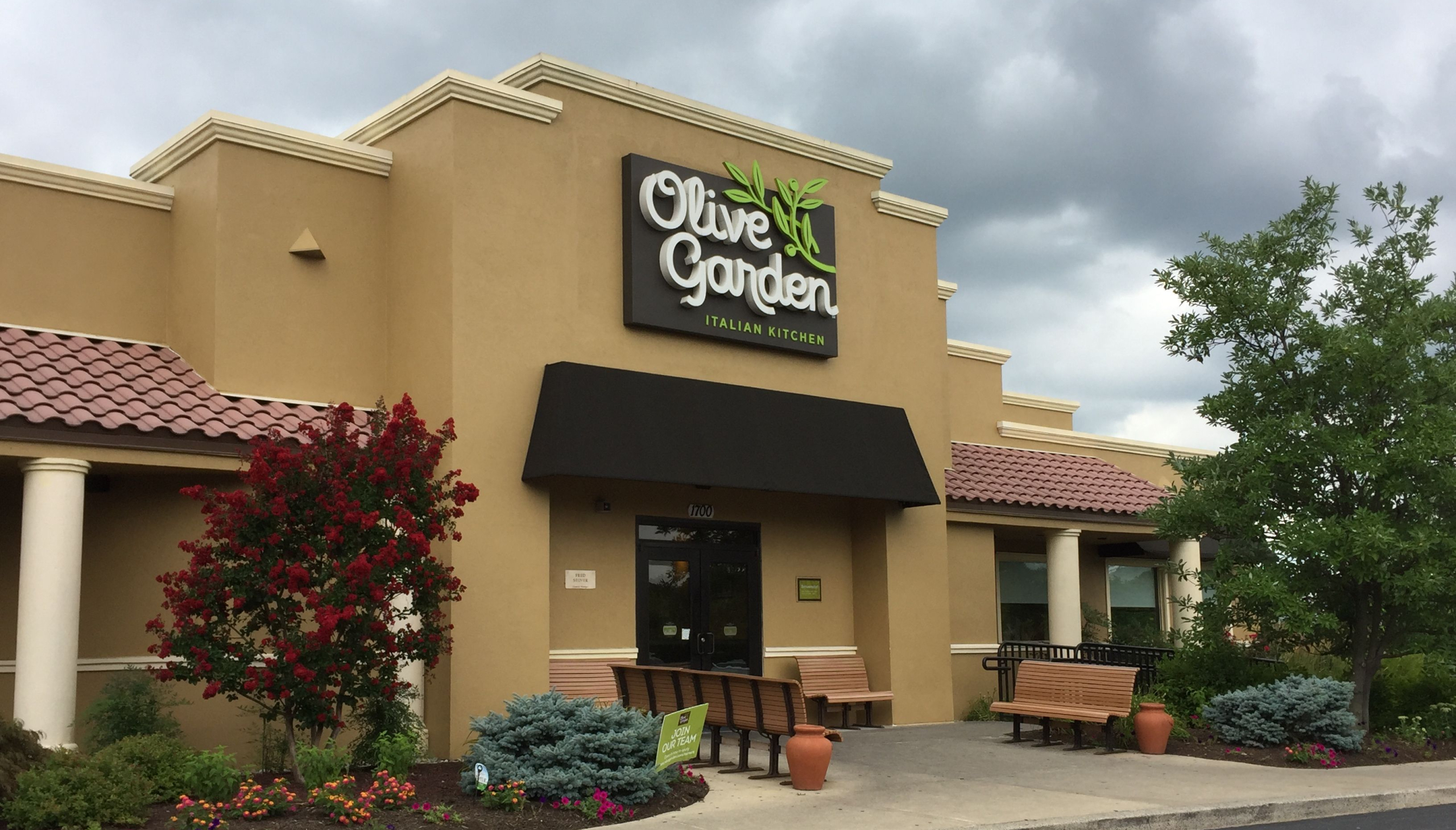 If your dog dies, you need to show it to this Olive Garden manager
