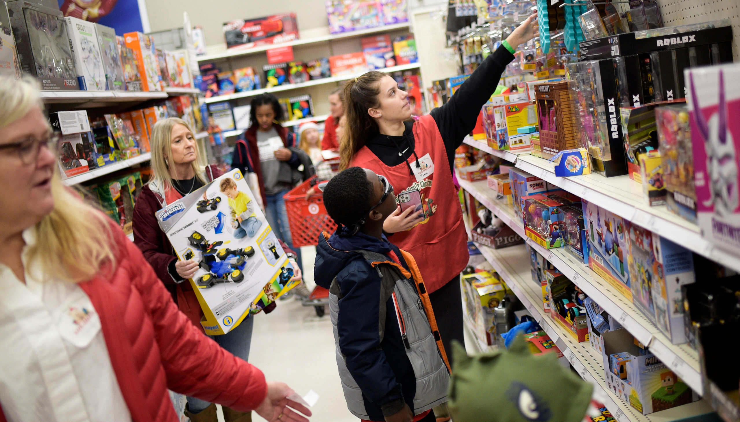 The average Chicagoan spends $1,500 on Christmas presents
