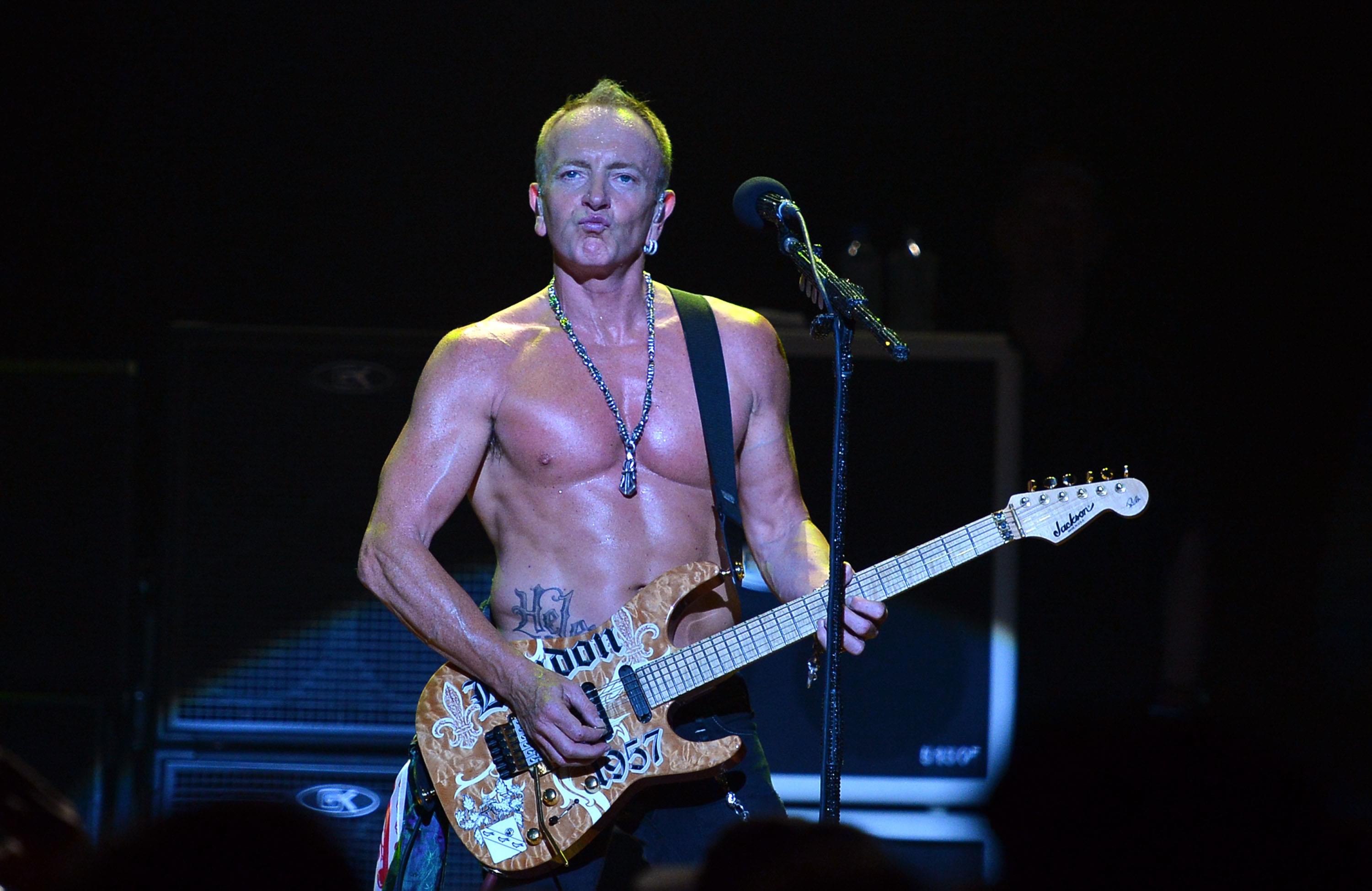 Def Leppard’s Phil Collens shows off abs