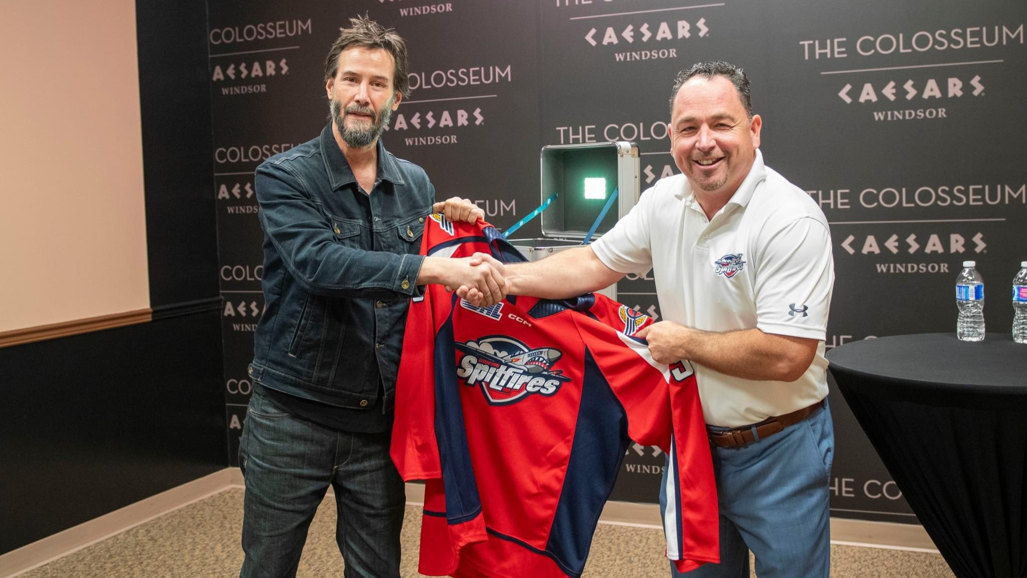 Keanu Reeves signs one-day contract with Canadian Minor League hockey team