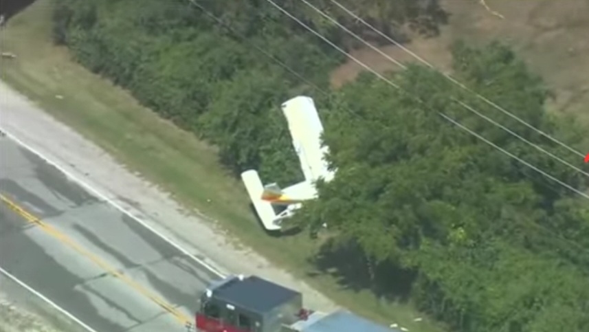 Small plane makes crash landing in Roselle