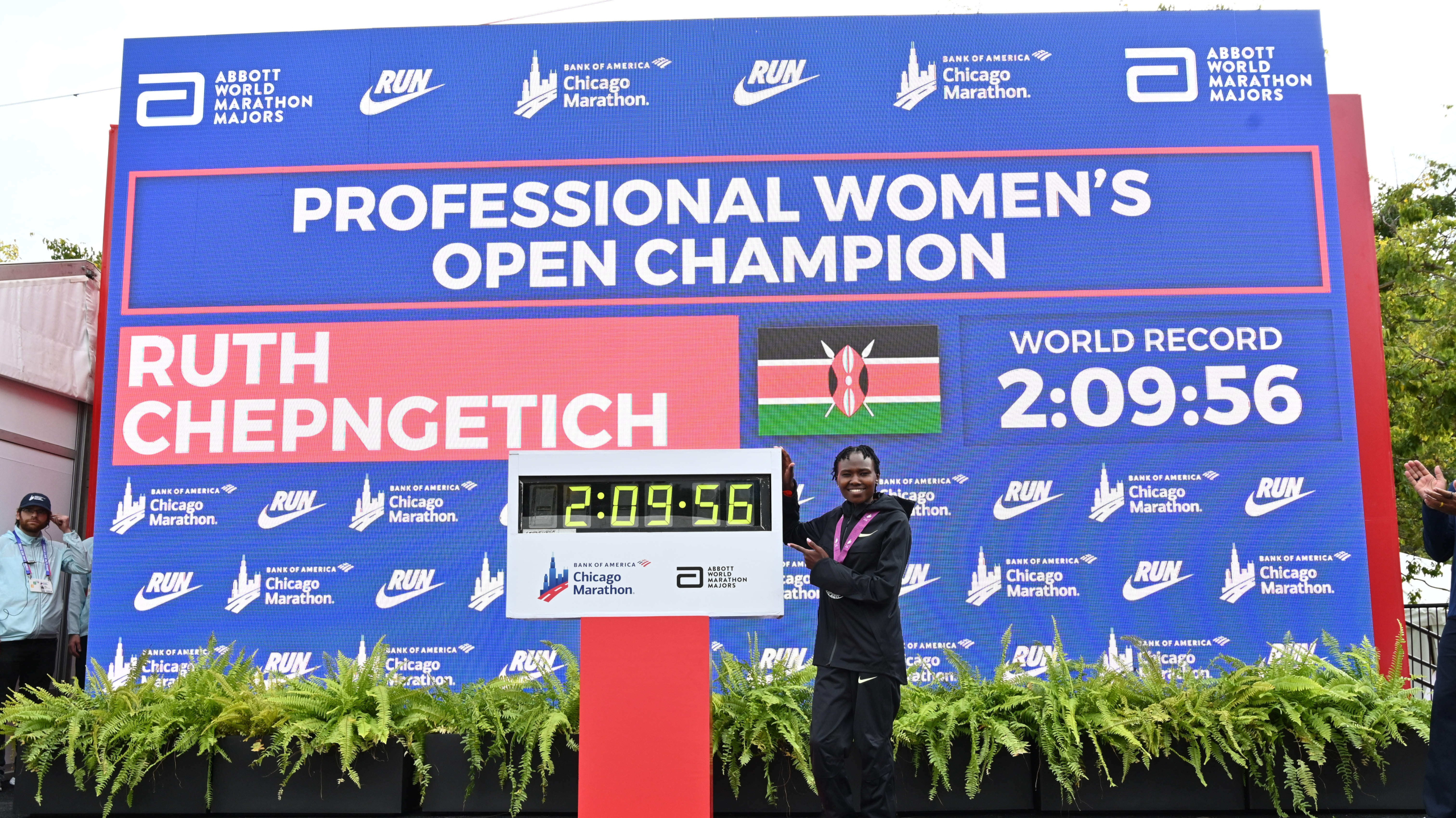 Ruth Chepngetich smashes world record at Chicago Marathon