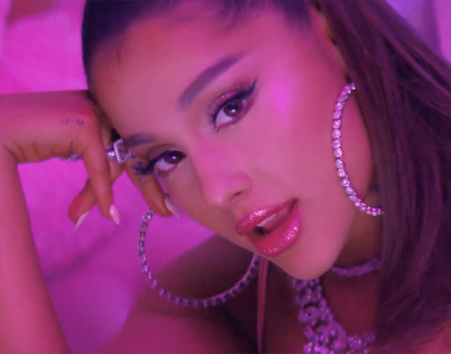 Twitter Is Confused by a Mysterious Emoji on the Ariana Grande Hashtag