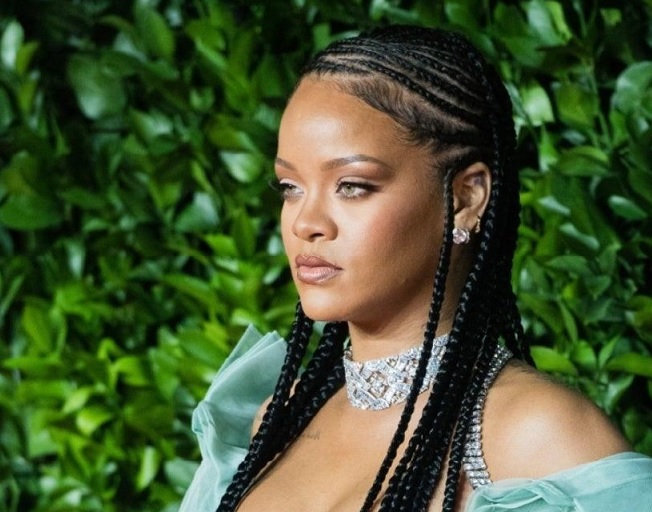 Rihanna’s New FENTY Leggings Are Showing A Whole New Kind Of Cleavage