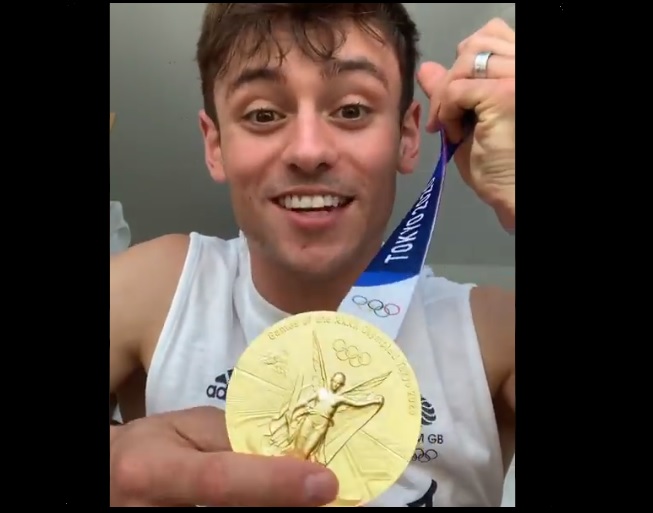 Checkout Olympic Diving Champ Tom Daley Knitting For Gold [VIDEO]