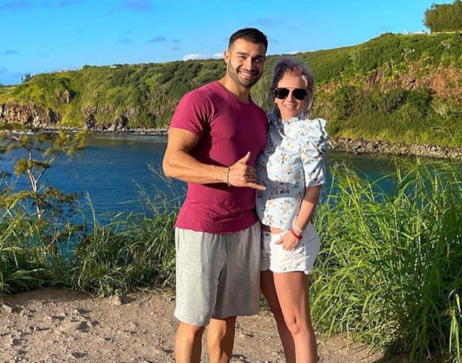 Britney Spears Gets Cozy With Fiancé Sam Asghari in Hawaii