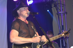 See Pictures from Trace Adkins & Runaway June