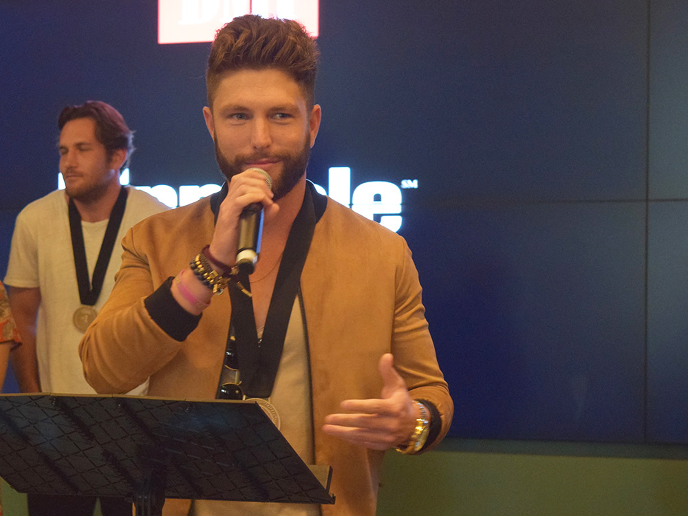 Chris Lane Gets His “Fix” With Very First No. 1 Party