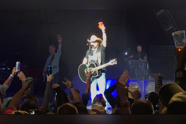 Jason Aldean Performs Tribute to Troy Gentry [VIDEO]