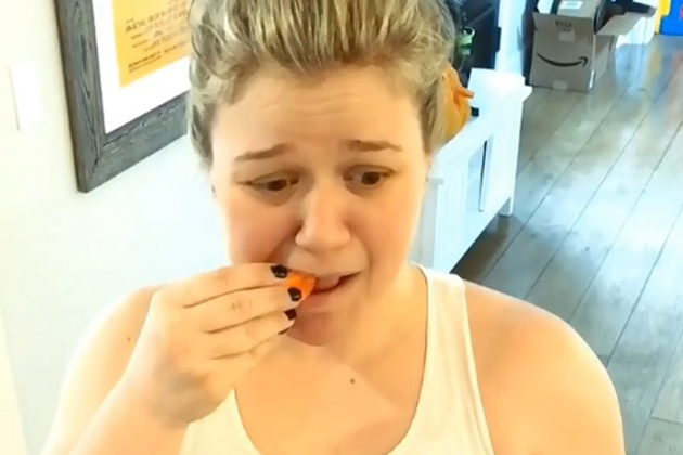 Kelly Clarkson And Garth Brooks Take ALS Hot Pepper Challenge and Call Out Blake Shelton [VIDEO]