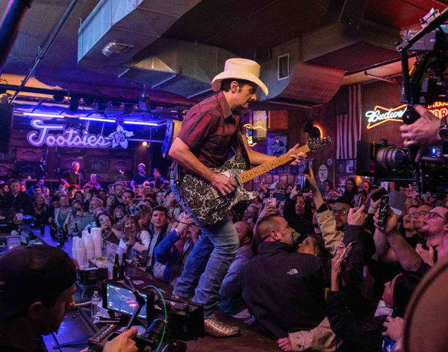 Brad Paisley Takes Over Tootsies in Nashville