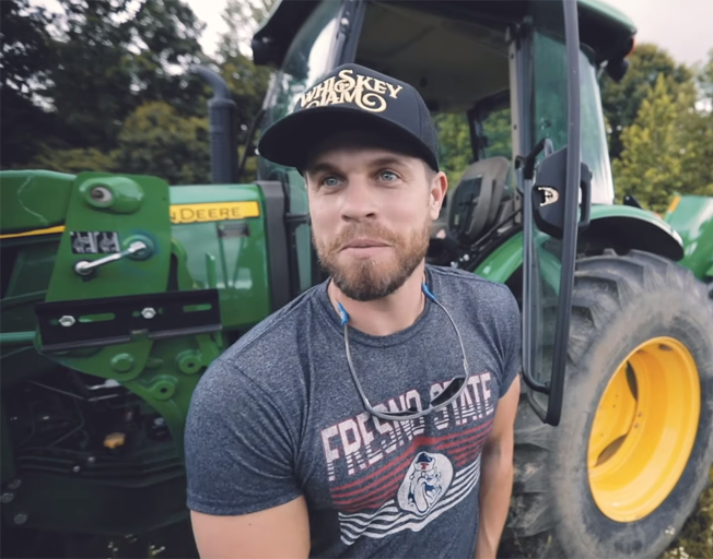 See how Dustin Lynch Spends Time OFF the Road [VIDEO]