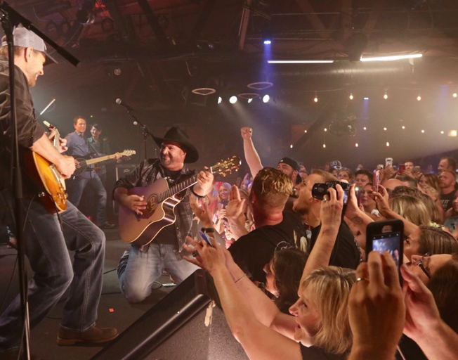 Garth Brooks performing at Joe's on Weed St. in Chicago 07-15-19. (Photo credit: Scott Miller)