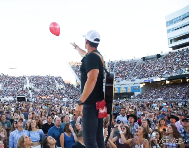 Granger Smith Releases a Red Balloon at Stadium Concert as Tribute to His Son River