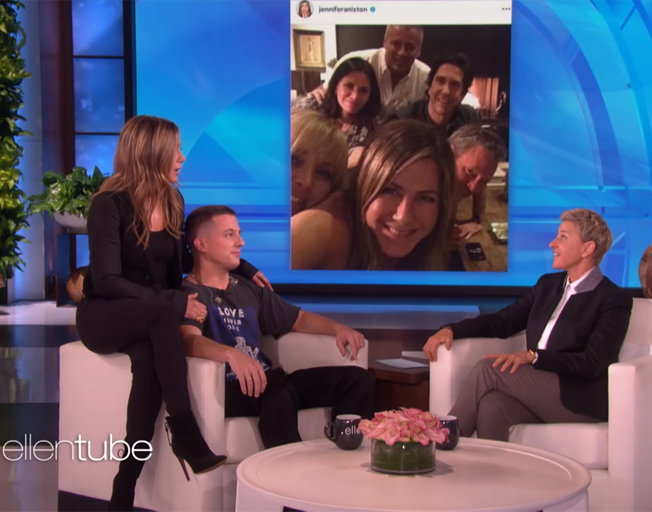 Jennifer Aniston Says That The ‘Friends’ Cast Is “Working On” Friends Reunion